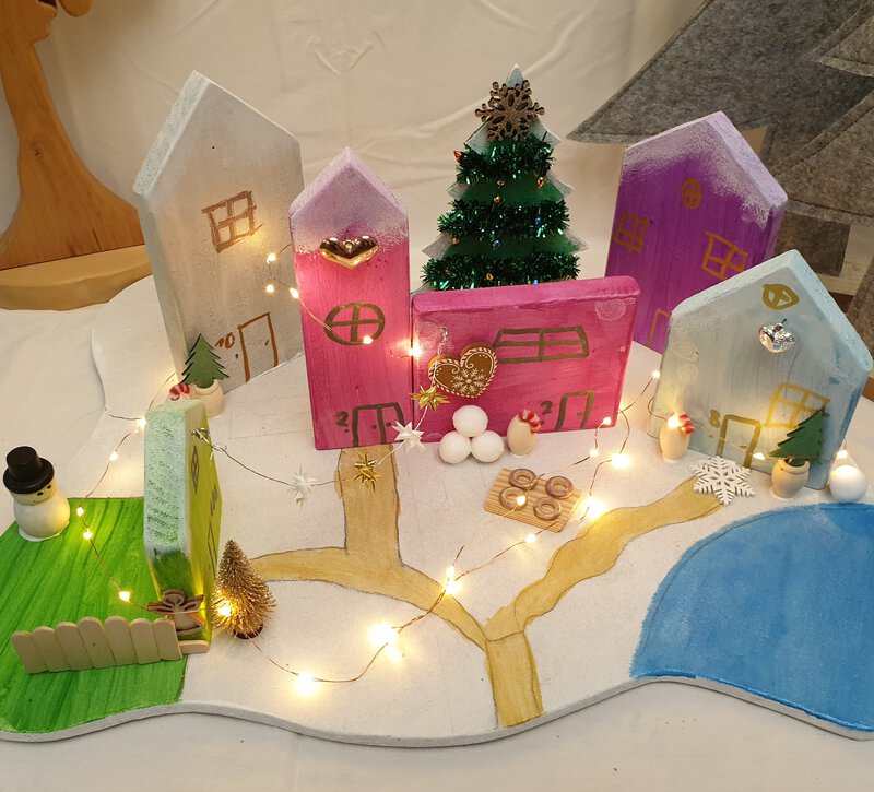 Leuchtendes Winterdorf aus der Holzwerkstatt